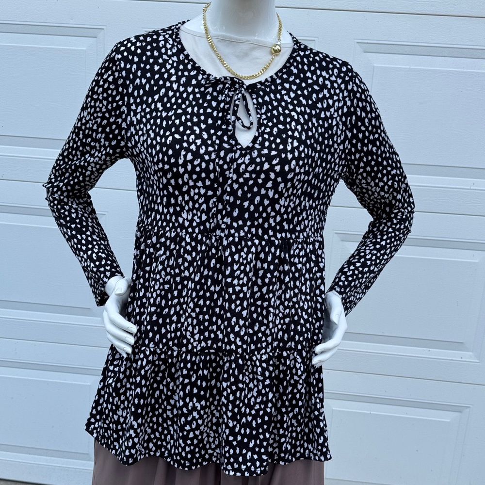 Heimish U.S.A. Boutique Brand NWT Black and White Patterned Long Sleeve Top.